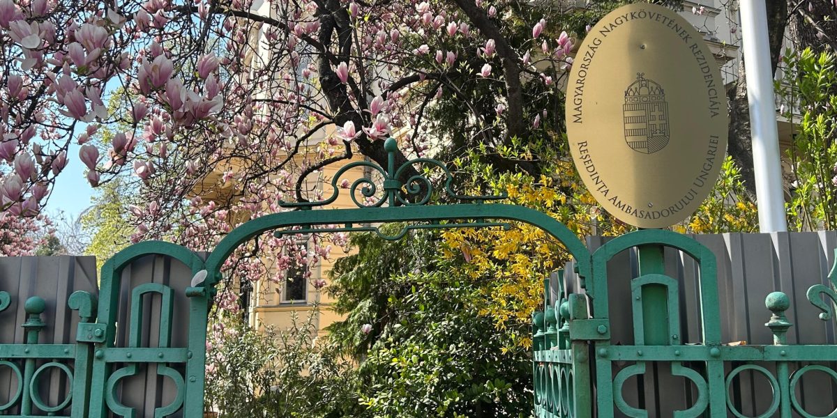 Înfrângerea lui Viktor Orban, văzută din Ambasada Ungariei la București