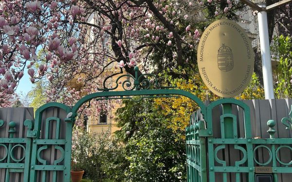 Înfrângerea lui Viktor Orban, văzută din Ambasada Ungariei la București