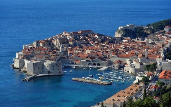 Compania aeriană introduce zboruri directe către Dubrovnik din București Compania aeriană Wizz Air extinde zborurile pentru sezonul de vară cu o nouă destinație din București: Dubrovnik, în Croația