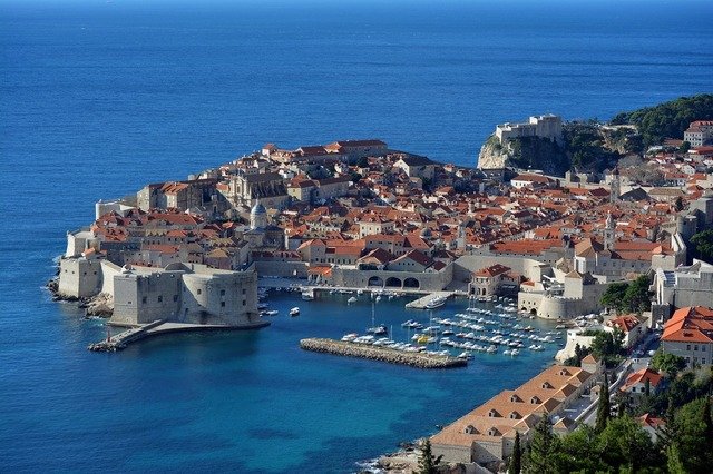 Compania aeriană introduce zboruri directe către Dubrovnik din București Compania aeriană Wizz Air extinde zborurile pentru sezonul de vară cu o nouă destinație din București: Dubrovnik, în Croația