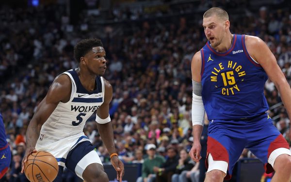 Lupii mușcă pe teren străin