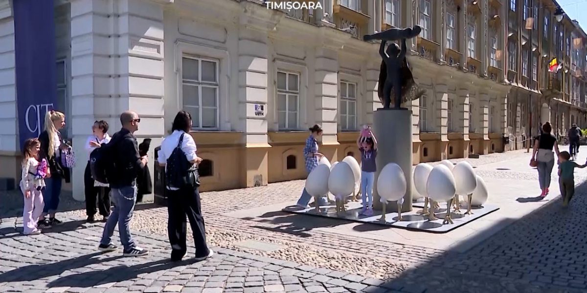 Ouă gigant la Timișoara: Paștele costă 7.000 de euro, statuia uitată