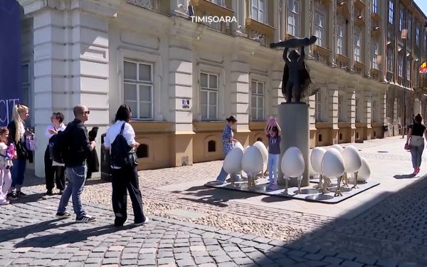 Ouă gigant la Timișoara: Paștele costă 7.000 de euro, statuia uitată