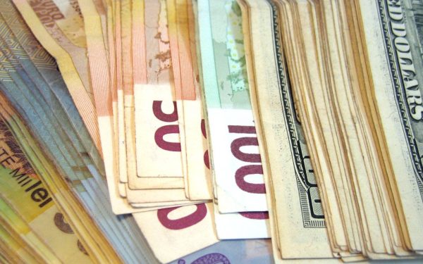 Euro scade după decizia BNR, moneda națională își revine