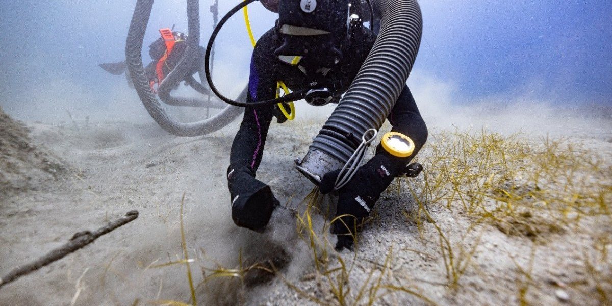 Un fragment din decorațiunea sculpturală de la Partenon a fost recuperat din epava navei „Mentor” a lui Lord Elgin, marcând pentru prima dată în ultimele două secole o astfel de descoperire