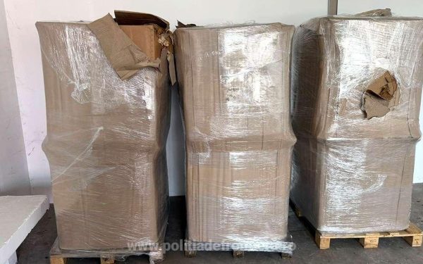 Giurgiu: Peste o tonă de tutun ilegal, descoperită într-o dubă