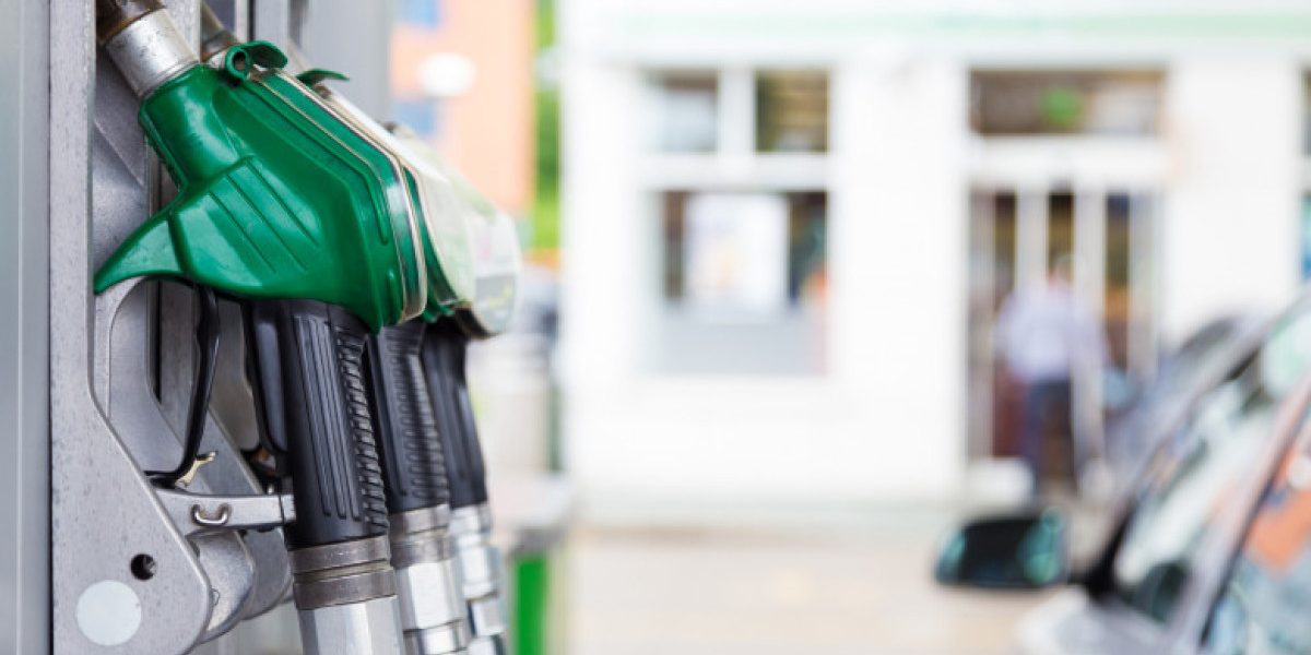 Benzina și motorina: Cât plătim la pompă? Scăderea prețului petrolului, efecte în România