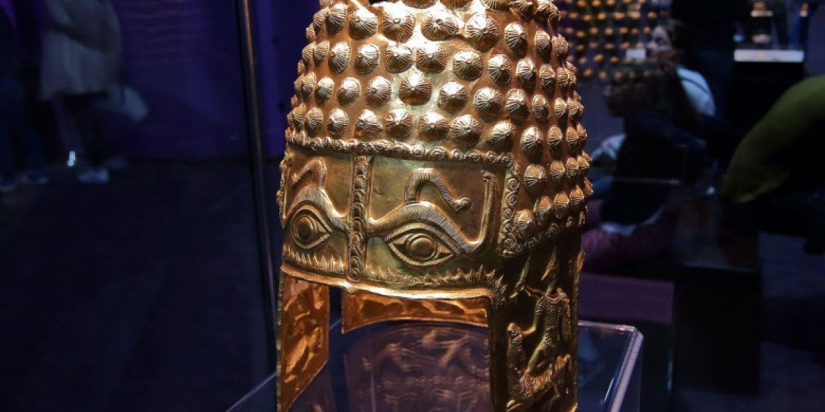 Recuperarea coifului de AUR de la Coțofenești, furat în urmă cu mai bine de paisprezece luni din Muzeul Drents din Olanda, a fost confirmată oficial de către autoritățile olandeze, după o anchetă amplă și o operațiune de recuperare suspectată a fi de succes