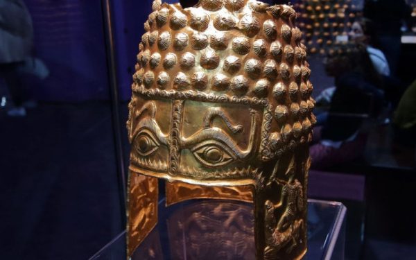 Recuperarea coifului de AUR de la Coțofenești, furat în urmă cu mai bine de paisprezece luni din Muzeul Drents din Olanda, a fost confirmată oficial de către autoritățile olandeze, după o anchetă amplă și o operațiune de recuperare suspectată a fi de succes