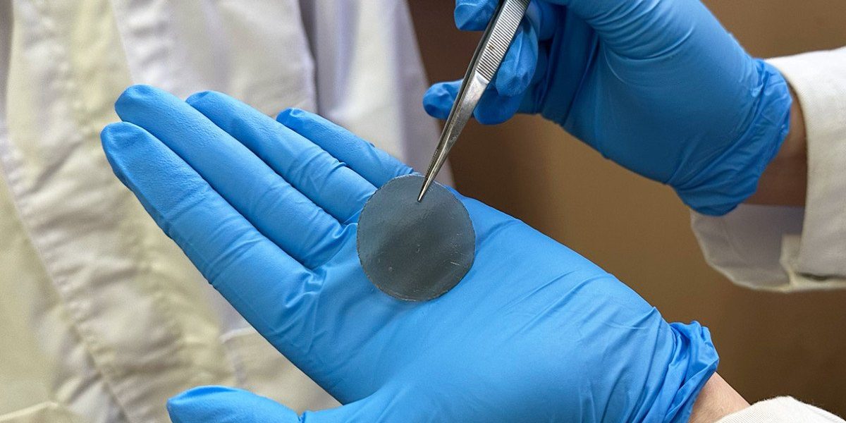 O nouă descoperire în tratamentul rănilor: pansamentul inteligent dezvoltat în Australia O echipă de oameni de știință din Australia a creat un pansament inovator, capabil să monitorizeze și să trateze rănile cronice în timp real