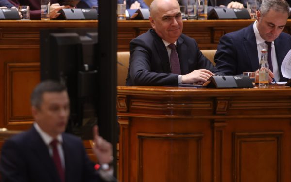 Bolojan, atacat de liberali: „Când te înjură, e o binecuvântare”. NU demisionează