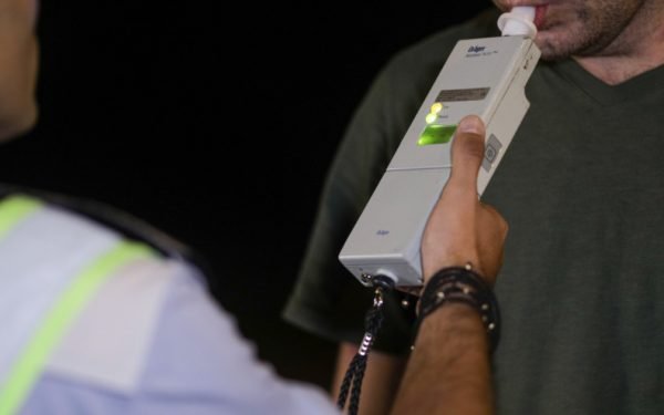 Șofer începător, prins beat cu copii în mașină: Whiskey și beri, la volan