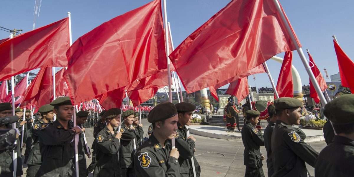 De ce tinerii din Thailanda aleg armata? Răspunsuri surprinzătoare