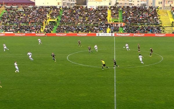 FC Argeș a învins Dinamo cu scorul de 1-0 în prima etapă a rundei cu numărul 3 din play-off-ul SuperLigii, într-un meci disputat la Mioveni, în ciuda faptului că echipa din Pitești se afla pe poziția a cincea, iar trupa din Ștefan cel Mare era pe locul șase în clasament