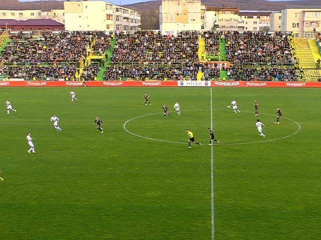 FC Argeș a învins Dinamo cu scorul de 1-0 în prima etapă a rundei cu numărul 3 din play-off-ul SuperLigii, într-un meci disputat la Mioveni, în ciuda faptului că echipa din Pitești se afla pe poziția a cincea, iar trupa din Ștefan cel Mare era pe locul șase în clasament