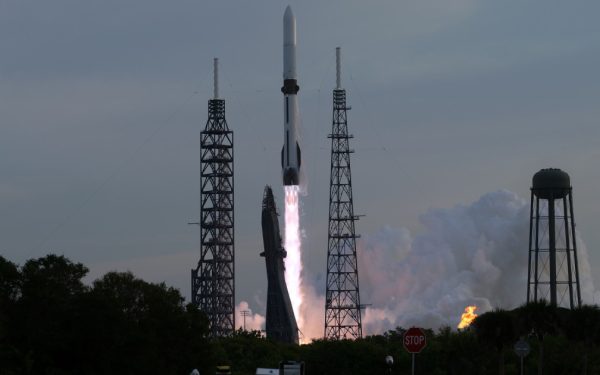 Blue Origin lansează racheta cu motor reutilizabil, o premieră istorică