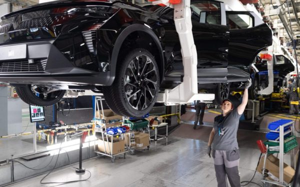 Renault dă afară masiv: Până la 20% din ingineri, pe lista neagră