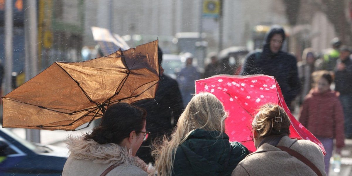 Vremea extrem de schimbătoare anunțată pentru săptămâna în curs aduce temperaturi sub normalul acestei perioade, precipitații și intensificări ale vântului, în contextul pătrunderii unei mase de aer de origine polară în țară