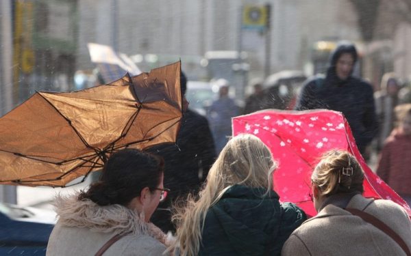 Vremea extrem de schimbătoare anunțată pentru săptămâna în curs aduce temperaturi sub normalul acestei perioade, precipitații și intensificări ale vântului, în contextul pătrunderii unei mase de aer de origine polară în țară