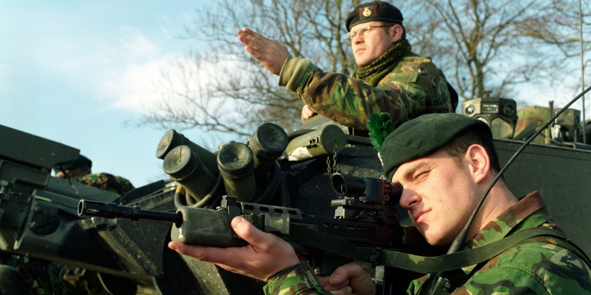 Tineri, dezamăgiți: 50% nu ar apăra țara. De ce o apără, dacă ea nu-i apără?