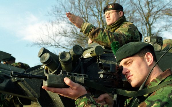 Tineri, dezamăgiți: 50% nu ar apăra țara. De ce o apără, dacă ea nu-i apără?