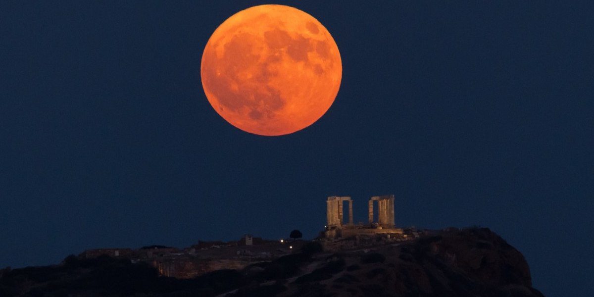 Primăvara astronimică aduce două evenimente cerești spectaculoase: Luna Roz și Luna Albastră