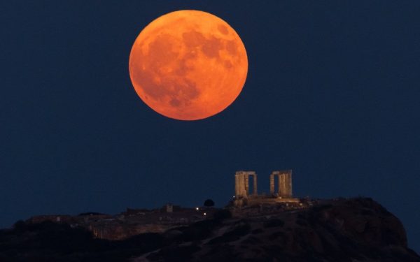 Primăvara astronimică aduce două evenimente cerești spectaculoase: Luna Roz și Luna Albastră