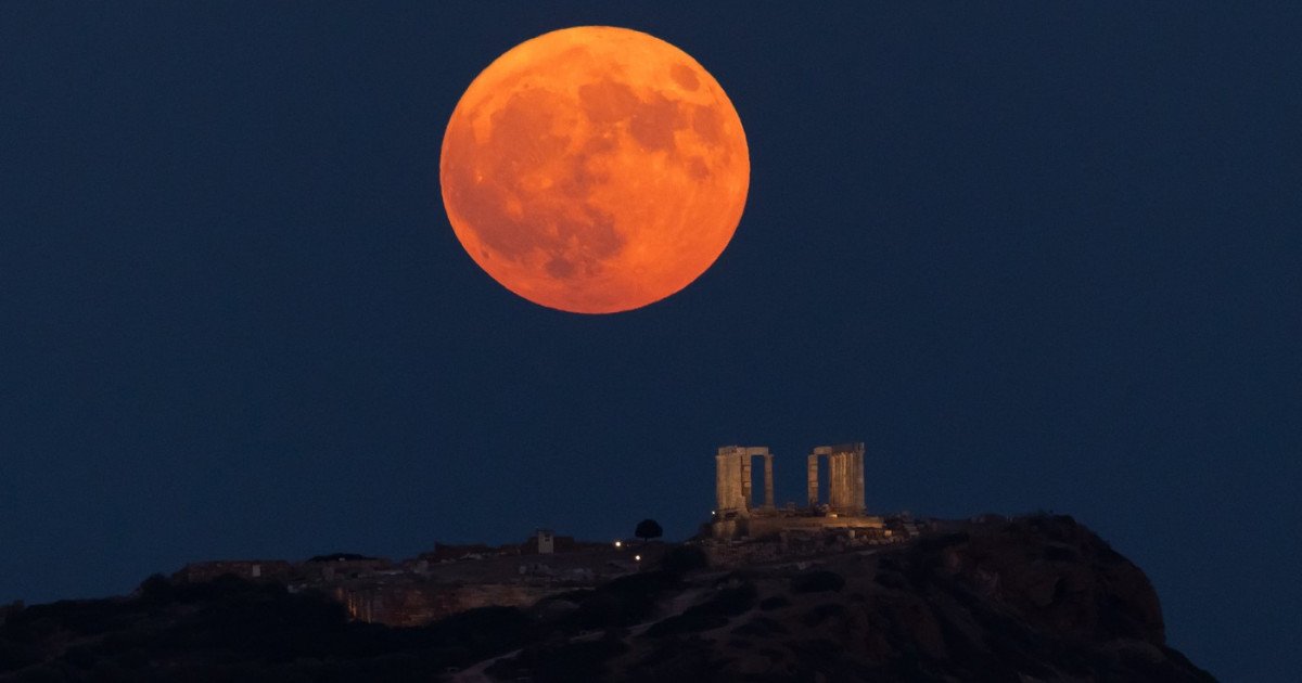 Primăvara astronimică aduce două evenimente cerești spectaculoase: Luna Roz și Luna Albastră