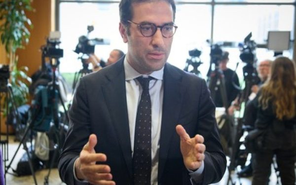 Ministerii Economiei din cinci state europene cer un impozit pentru profiturile companiilor energetice Miniștrii Economiei și Comerțului din Spania, Germania, Italia, Portugalia și Austria au trimis o scrisoare oficială către Comisia Europeană în care solicită introducerea unui impozit pe profiturile extraordinare ale companiilor din sectorul energetic