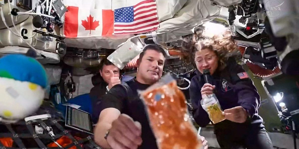 Meniul de lux AL NASA: 189 de feluri în capsula ARTEMIS 2, inclusiv un „cocktail de creveți”