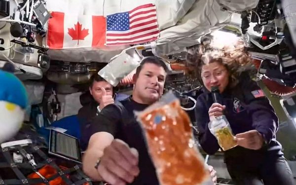 Meniul de lux AL NASA: 189 de feluri în capsula ARTEMIS 2, inclusiv un „cocktail de creveți”