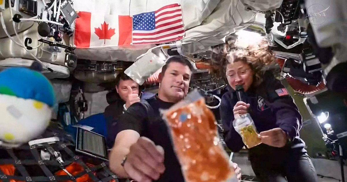 Meniul de lux AL NASA: 189 de feluri în capsula ARTEMIS 2, inclusiv un „cocktail de creveți”