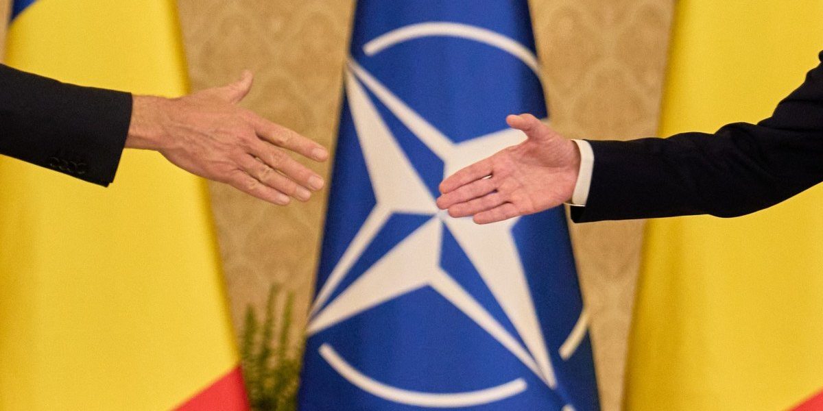 România a marcat duminică 77 de ani de la semnarea Tratatului de la Washington, un moment de referință în evoluția sa geopolitică, în cadrul căruia președintele Nicușor Dan a transmis că drumul țării către NATO a fost construit pe o dorință profundă de a face parte dintr-un spațiu al democrației, libertății și statului de drept