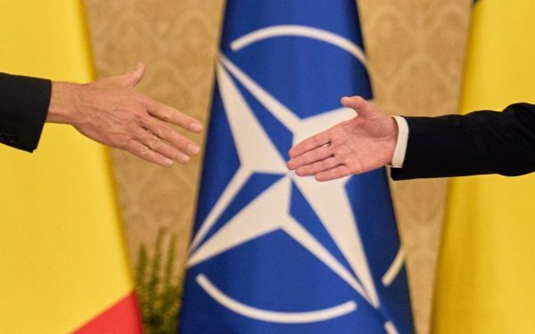 România a marcat duminică 77 de ani de la semnarea Tratatului de la Washington, un moment de referință în evoluția sa geopolitică, în cadrul căruia președintele Nicușor Dan a transmis că drumul țării către NATO a fost construit pe o dorință profundă de a face parte dintr-un spațiu al democrației, libertății și statului de drept