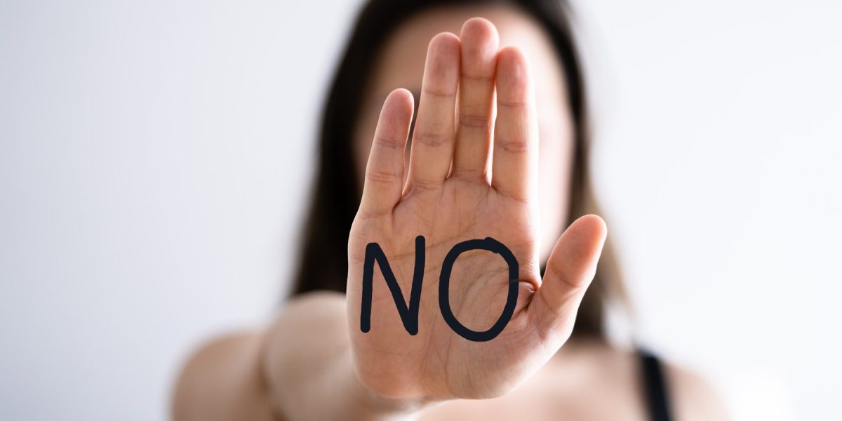 Hărțuirea sexuală, sancțiuni și în afara muncii: CES dă undă verde