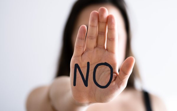 Hărțuirea sexuală, sancțiuni și în afara muncii: CES dă undă verde