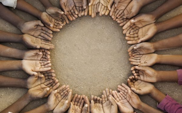 Români cu inima mare: Cum au salvat orfanii din Tanzania