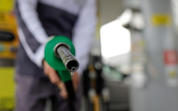 Război pe benzină în România: Când va fi raționalizat combustibilul