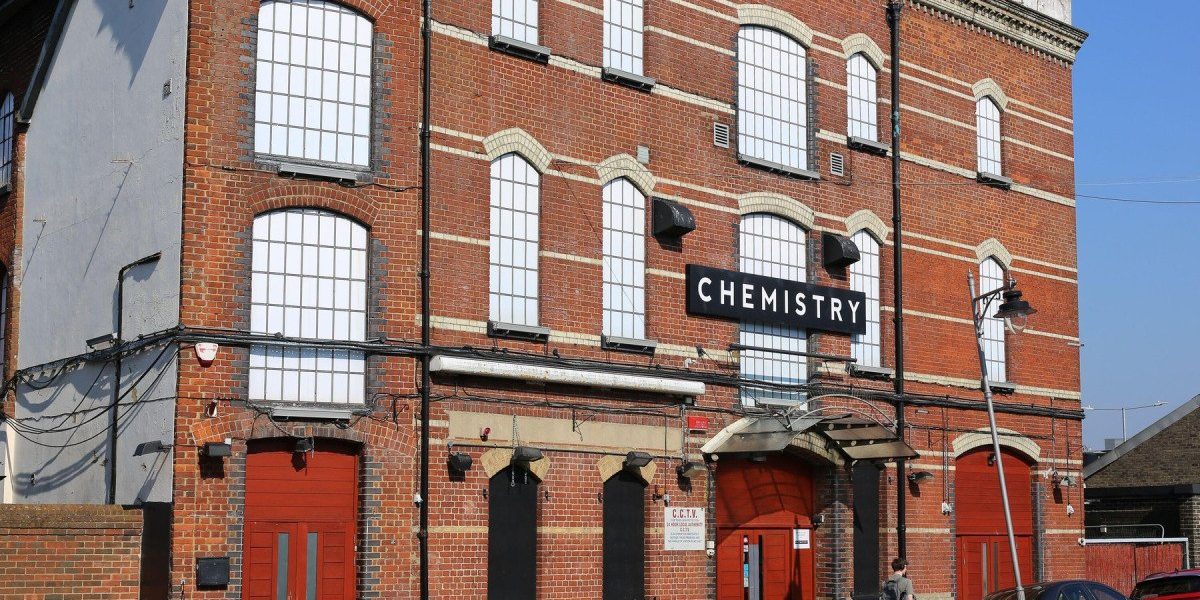 Incidente legate de un club de noapte din Kent declanșează alerta națională pentru meningită O situație îngrijorătoare a dus la declanșarea unei reacții rapide la nivel național în Marea Britanie, după ce cazurile de meningită, asociate unui club de noapte din Kent, au început să apară