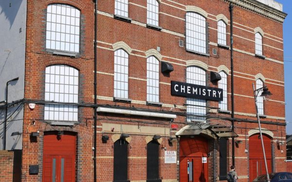 Incidente legate de un club de noapte din Kent declanșează alerta națională pentru meningită O situație îngrijorătoare a dus la declanșarea unei reacții rapide la nivel național în Marea Britanie, după ce cazurile de meningită, asociate unui club de noapte din Kent, au început să apară