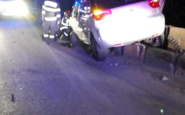 Accident grav în Bistrița-Năsăud: Trei bărbați, transportați la spital după impactul cu un podeț pe DN 17