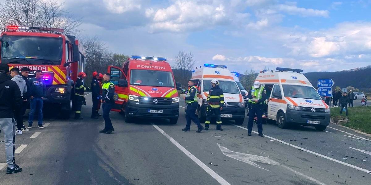 Accident grav în Hunedoara: Un mort și patru tineri răniți