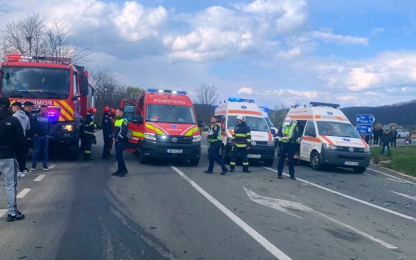Accident grav în Hunedoara: Un mort și patru tineri răniți