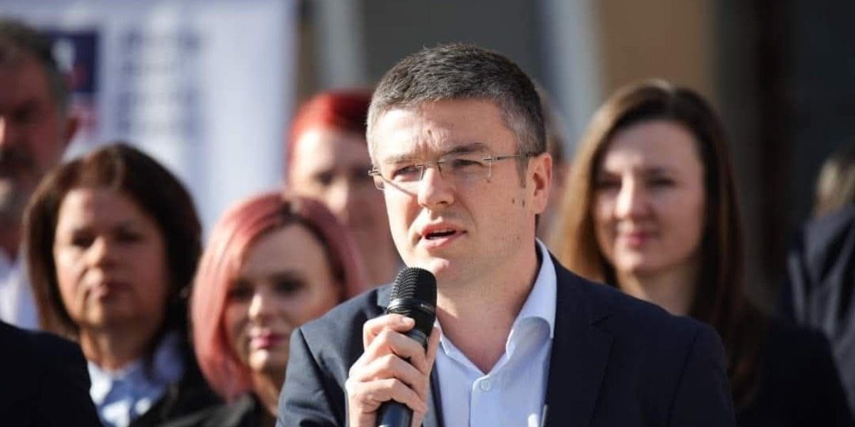 Guvernul a adoptat două acte normative care permit companiilor aflate în dificultate să-și plătească salariile angajaților cu ajutorul fondurilor de stat Ministerul Economiei a anunțat oficial faptul că, în ședința recentă, Guvernul a aprobat două acte normative menite să faciliteze plata salariilor în companiile aflate în situații financiare complicate