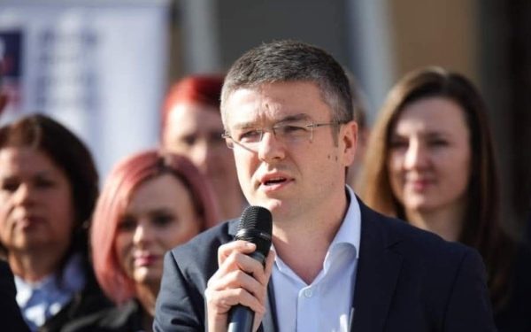 Guvernul a adoptat două acte normative care permit companiilor aflate în dificultate să-și plătească salariile angajaților cu ajutorul fondurilor de stat Ministerul Economiei a anunțat oficial faptul că, în ședința recentă, Guvernul a aprobat două acte normative menite să faciliteze plata salariilor în companiile aflate în situații financiare complicate