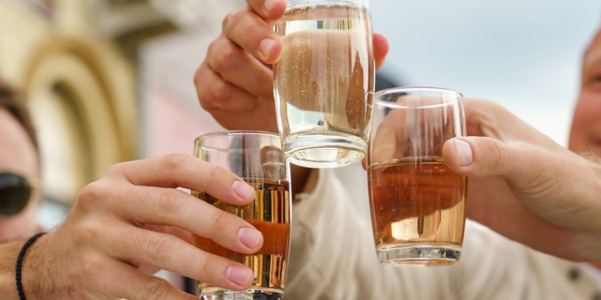 Creșterea consumului de alcool în apropierea sărbătorilor pascale alimentează piața neagră a băuturilor contrafăcute