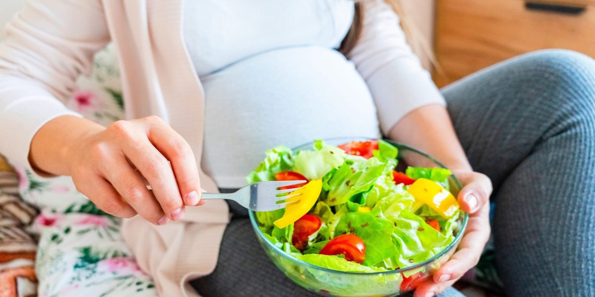 Ce mănâncă și ce NU gravida? Ghid esențial pentru viitorii părinți!