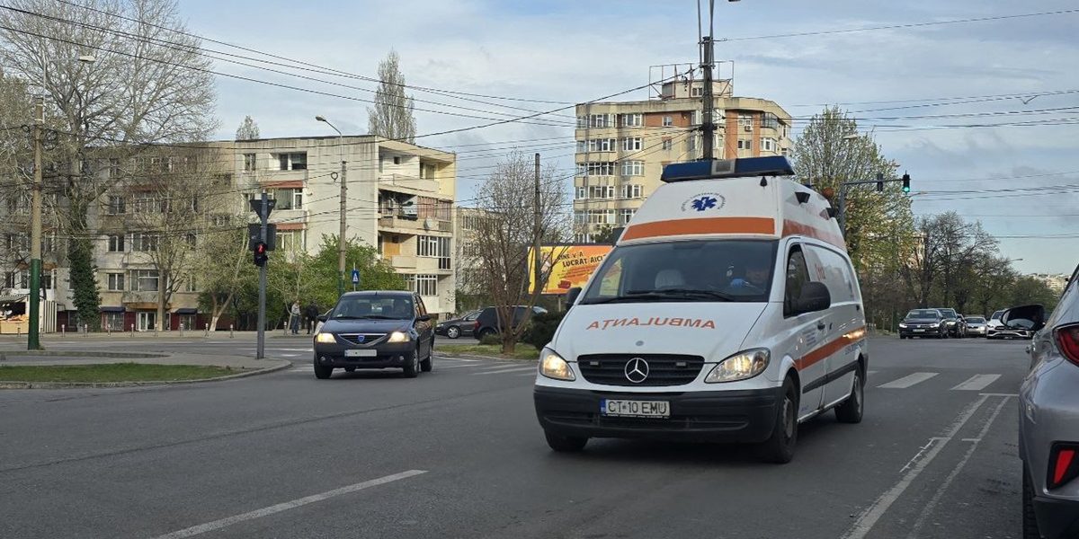 Șoferii români, urmăriți de poliție: pot trece pe roșu după ambulanțe?