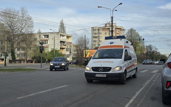 Șoferii români, urmăriți de poliție: pot trece pe roșu după ambulanțe?