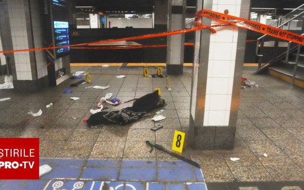 Atac SÂNGEROS la metroul din New York: Individ Ucis după ce a Înjunghiat Trei